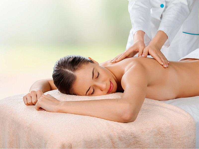Quais são os benefícios da drenagem linfática no pós-operatório? mulher passando em fisioterapia dermato funcional