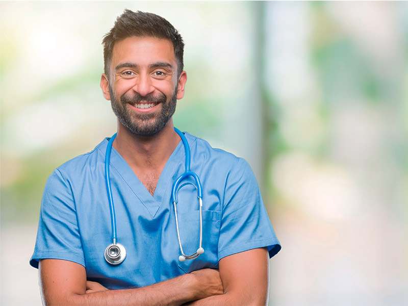 Médico com estetoscópio no pescoço sorrindo