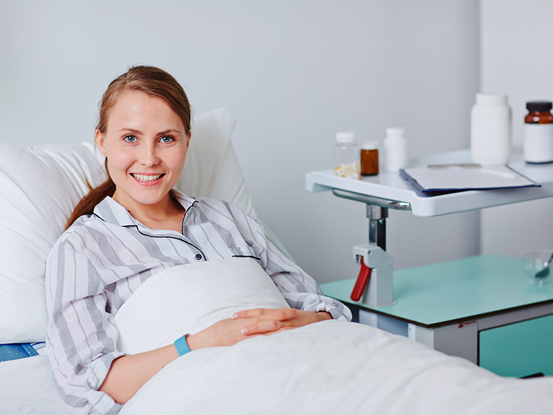 mulher na recuperação antes da drenagem pos abdominoplastia