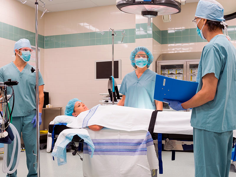 Mulher fazendo a cirurgia de perineoplastia
