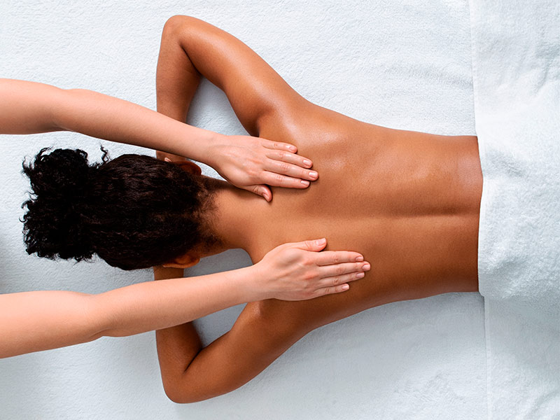 Como é feita a drenagem linfática? mulher na maca fazendo drenagem linfatica