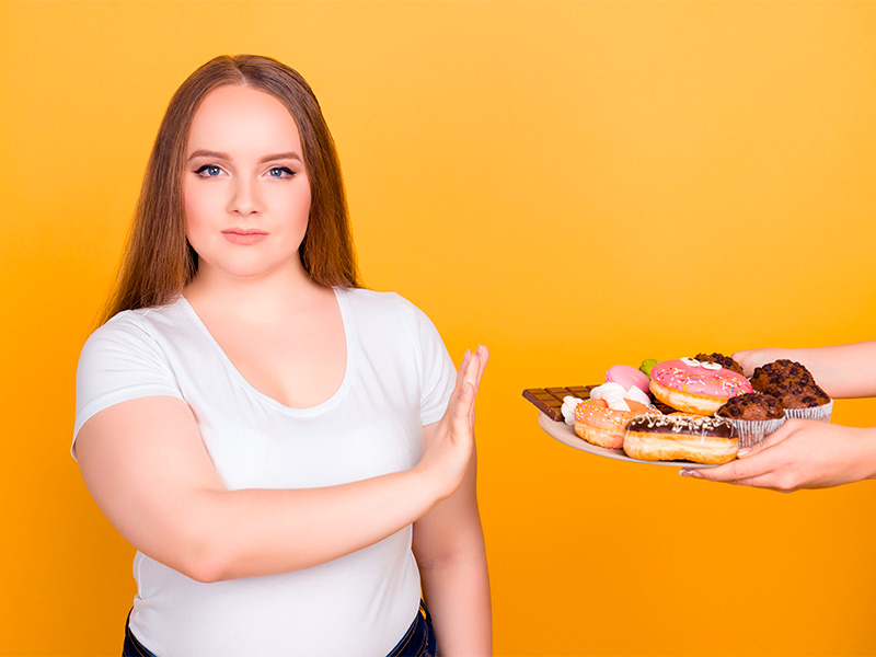 mulher negando alimentos devem evitados após cirurgia