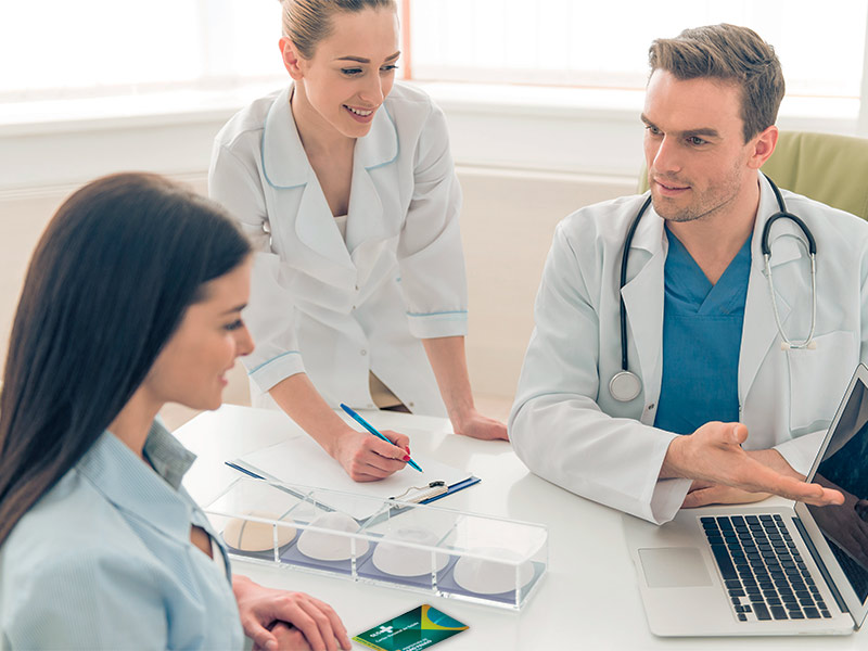 Médicos conversando com uma paciente sobre a cirurgia intima pelo SUS