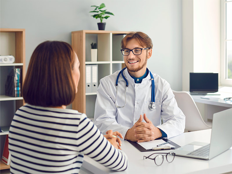 Mulher passando em consulta com médico para a cirurgia plástica para todos