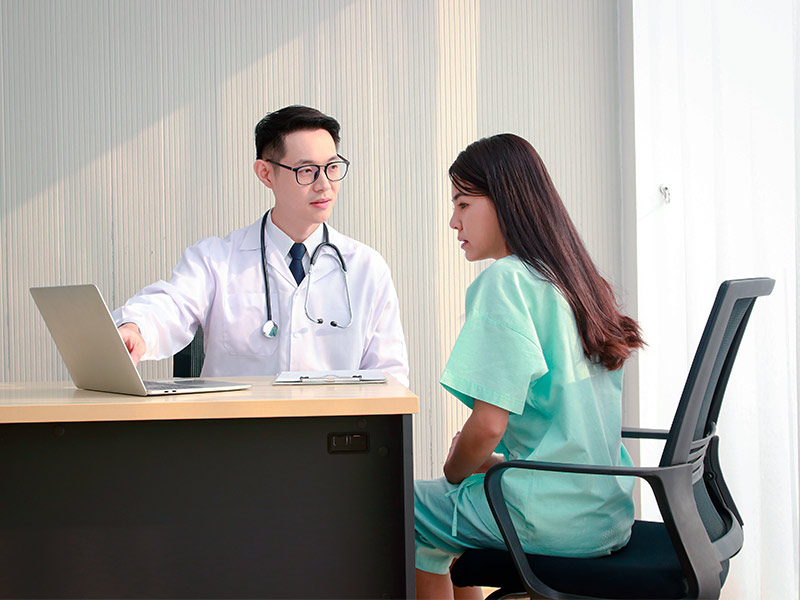 Médico residente conversando com paciente que irá fazer cirurgia plástica gratuita pelo SUS