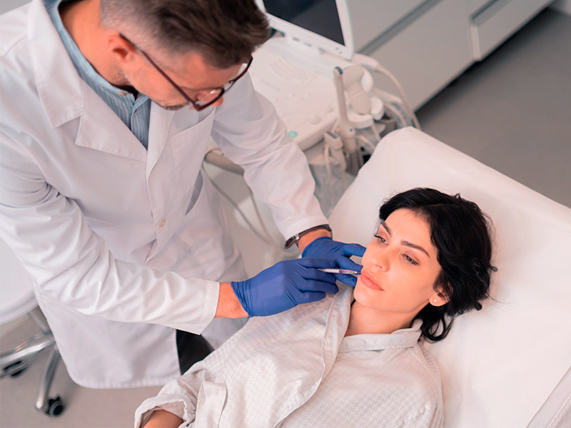O que é botox? Imagem de um médico realizando a aplicação de botox no rosto de uma paciente