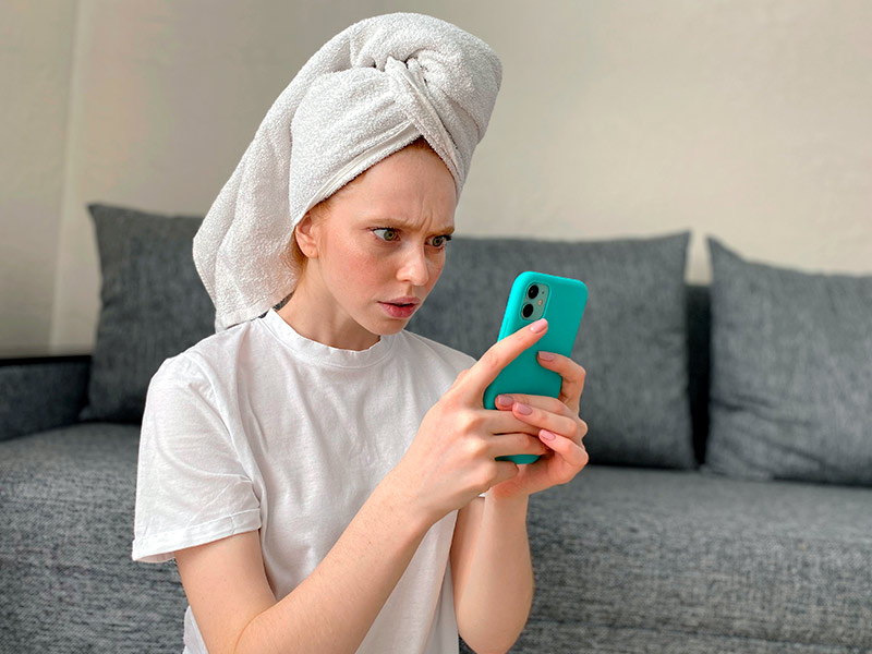 Tem diferença entre valor do Botox no rosto? Imagem de uma mulher pesquisando quanto custa o botox no celular