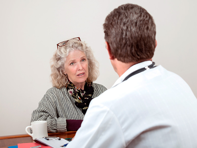 Imagem de uma paciente conversando com o médico sobre os riscos do botox barato