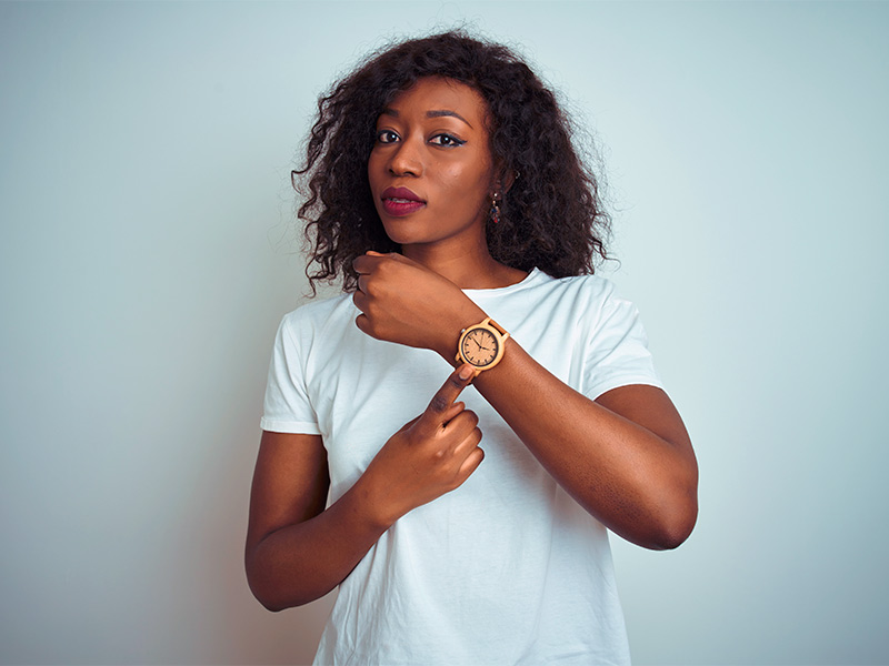 Imagem de uma mulher apontando para o relógio de pulso e se questionando de quanto em quanto tempo deve aplicar botox