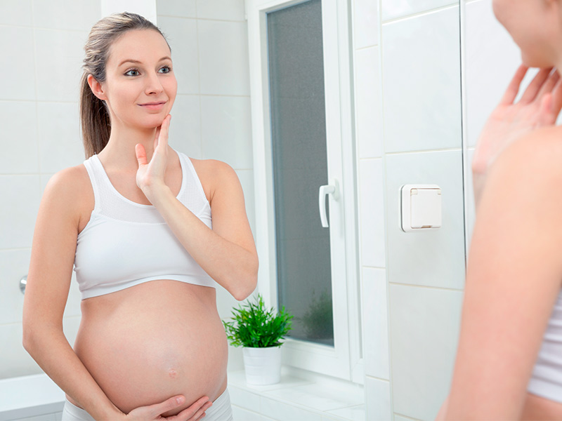 Imagem de uma grávida se olhando no espelho