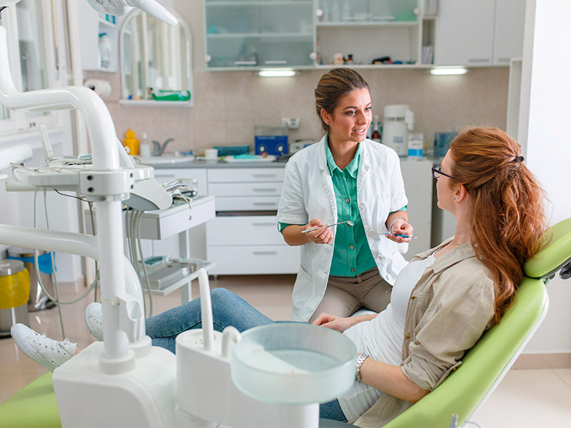 Imagem de uma paciente dentro do consultório de uma dentista