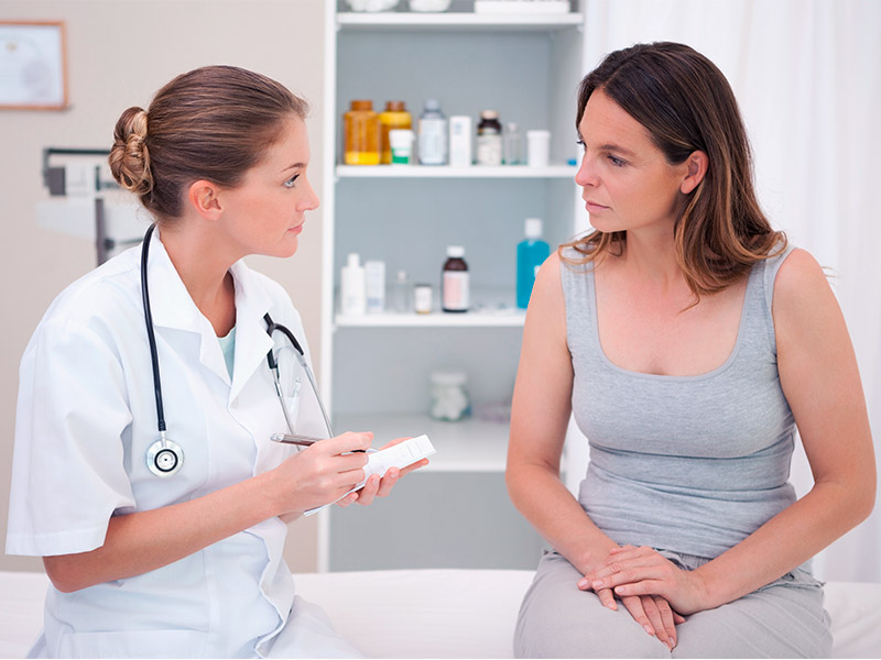 mulher conversando com médica sobre a bioplastia de panturrilha