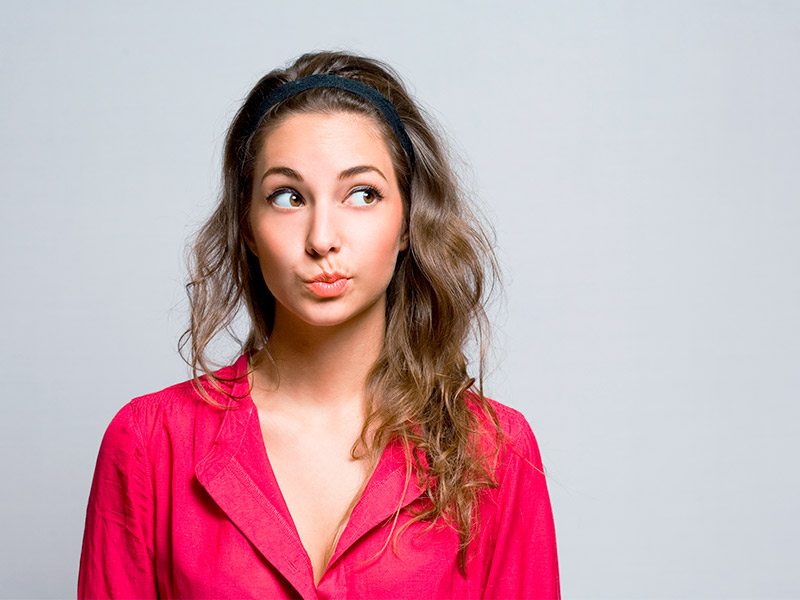 O que é Mento? Mulher de blusa vermelha olhando para o lado pensando o que é mento