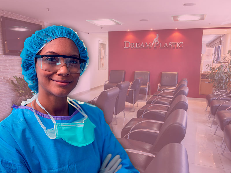 Imagem de uma cirurgiã plástica em primeiro plano e uma foto da clínica Dream Plastic no fundo.