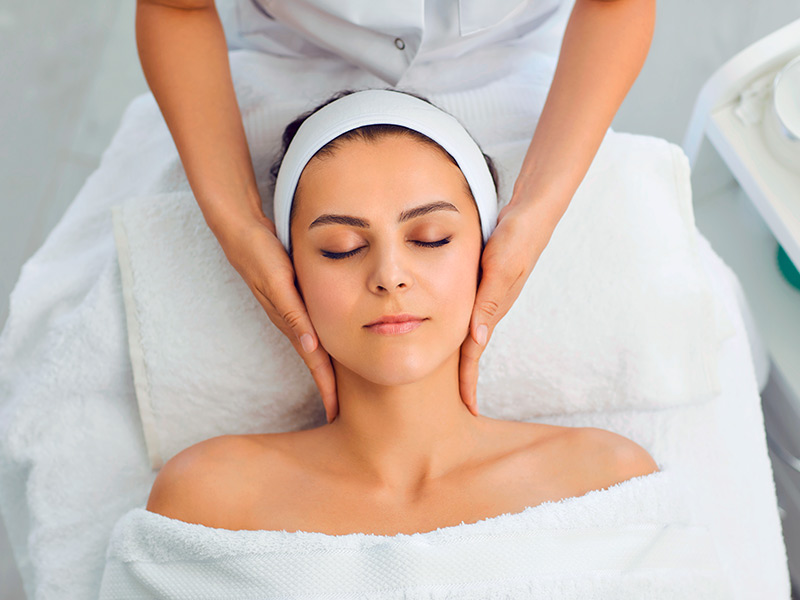 Imagem de uma paciente recebendo uma massagem para diminuir inchaço pós cirurgia