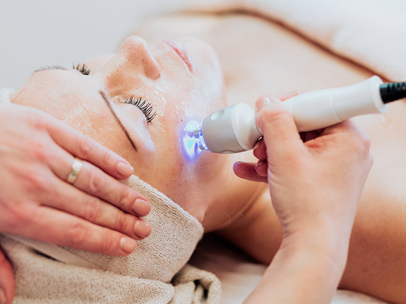 Imagem de uma mulher realizando tratamento facial com laser para combater as marcas de expressão e melhorar a qualidade da pele