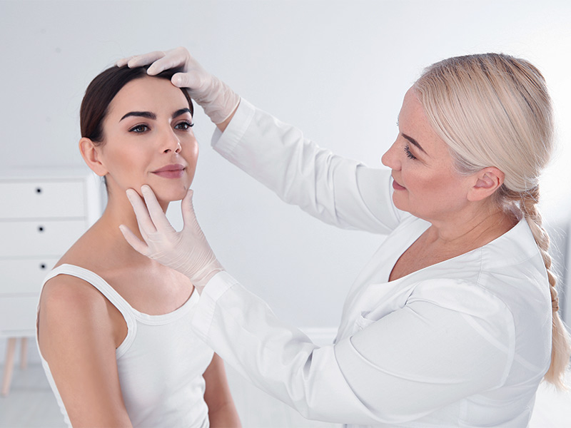 Imagem de uma mulher passando em consulta médica para avaliar como tirar linhas de expressão do rosto