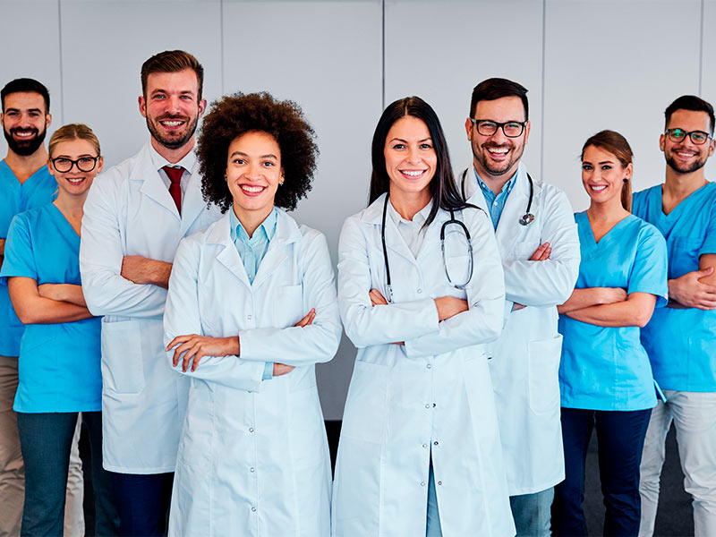 Imagem de uma equipe médica completa, formada por diversos profissionais de saúde