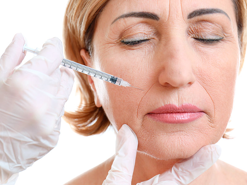 O que é preenchimento facial? pessoa fazendo preenchimento no rosto