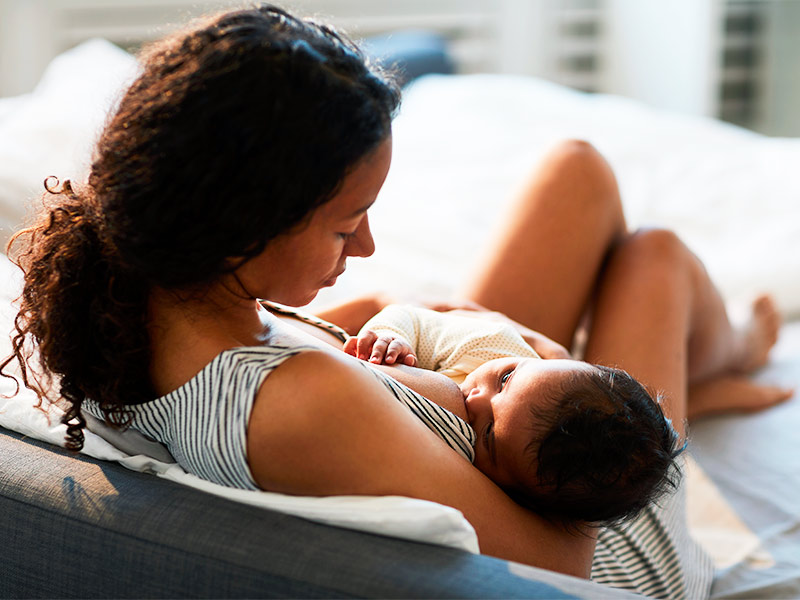 Quem não pode colocar prótese de mama? mulher amamentando antes de colocar a prótese de silicone