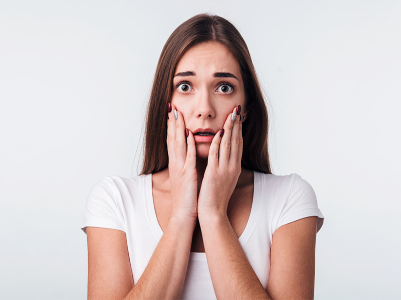 Colocar prótese de silicone dói? mulher se perguntando se colocar implante na mama dói
