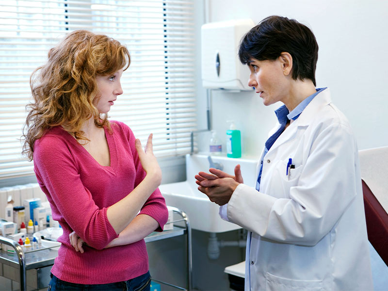 A APA é um direito de toda paciente. mulher conversando sobre como é feita a abdominoplastia
