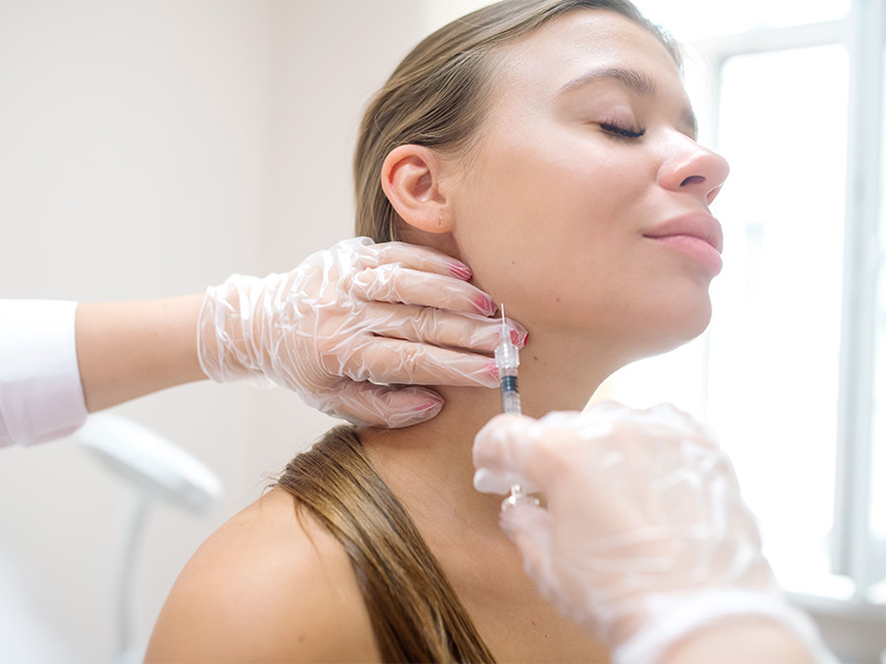 Mulher fazendo preenchimento mandibular