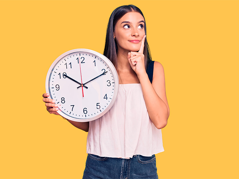 Quanto tempo dura a cirurgia? mulher pensando em quanto tempo dura abdominoplastia