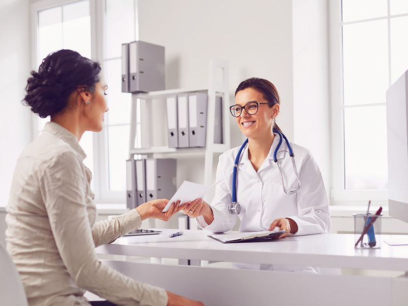 Como é o pré operatório da mastopexia? Paciente recebendo da médica os exames pré-operatórios da mastopexia