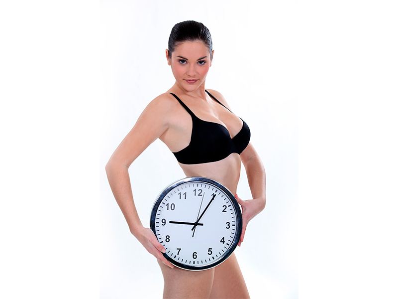 mulher segurando relógio mostrando o tempo de recuperação do silicone