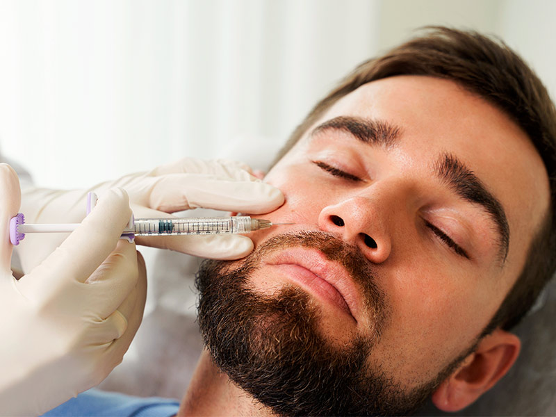 Imagem de um paciente realizando a harmonização facial masculina dentro do consultório
