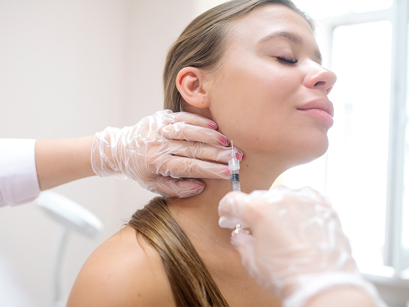 Imagem de uma paciente realizando a harmonização facial feminina dentro do consultório