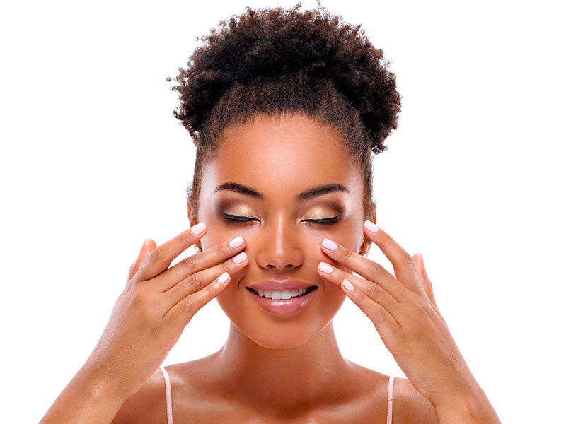 Mulher com as mãos na bochecha fazendo ginastica facial para bigode chinês