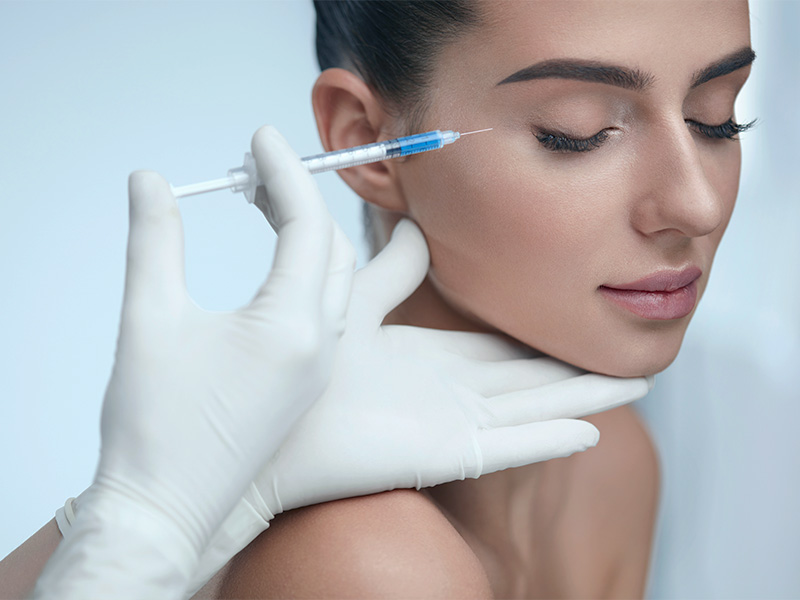Imagem de uma mulher recebendo a aplicação de bioestimulador de colágeno no rosto para rejuvenescer a pele e prevenir a flacidez