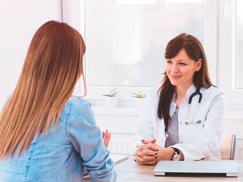 mulher conversando com médica sobre o que é simastia