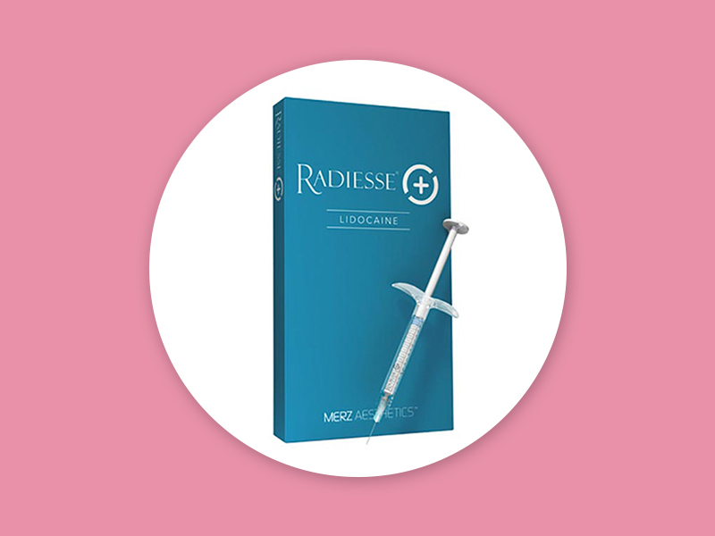 Imagem com fundo rosa e uma foto da embalagem do Radiesse Plus no centro, junto com a seringa do bioestimulador de colágeno.