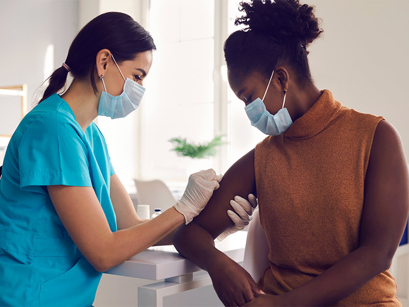 Imagem de uma mulher tomando a vacina para HPV
