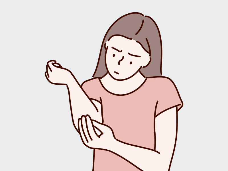 Verrugas causam coceira? Ilustração de uma mulher coçando a pele lesionada