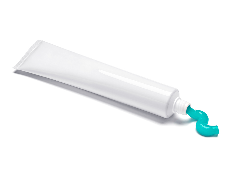 Imagem de uma pasta de dente, um dos produtos usados para retirar verrugas da forma errada