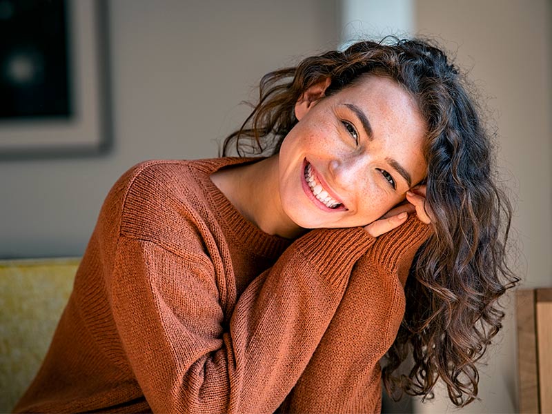 mulher feliz após micropuntura para estrias