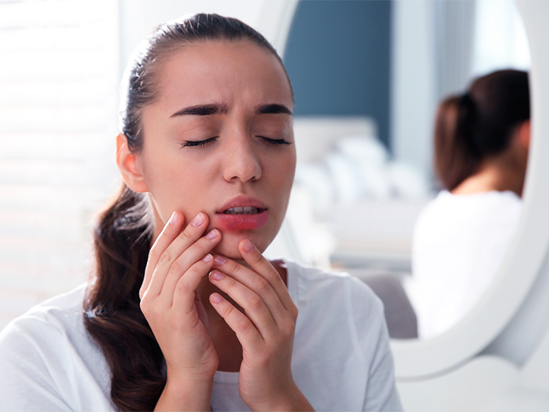 Imagem de uma mulher com a boca inchada e dolorida após a aplicação do pmma nos lábios