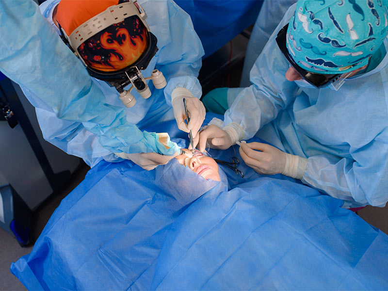 Imagem de paciente dentro do centro cirúrgico passando por um procedimento para retirar o pmma da face