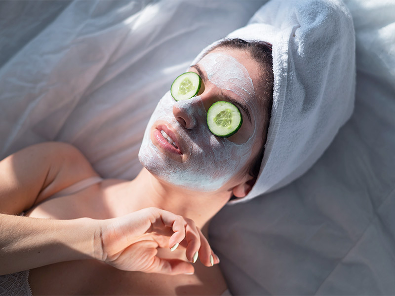 Imagem de uma mulher realizando um tratamento caseiro para melhorar a pele do rosto