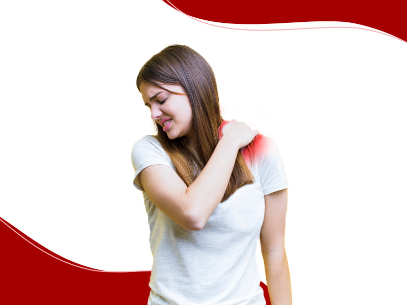 Menina de camiseta branca, com a mão direita no ombro esquerdo, com dor, causada pelo peso dos seios grandes