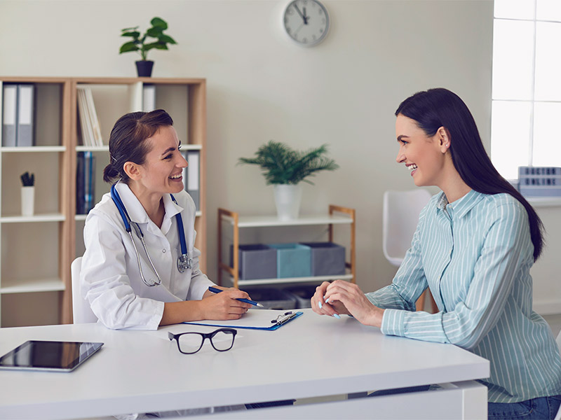 Como diminuir os seios? Mulher passando em consulta com uma médica para descobrir como diminuir o peito