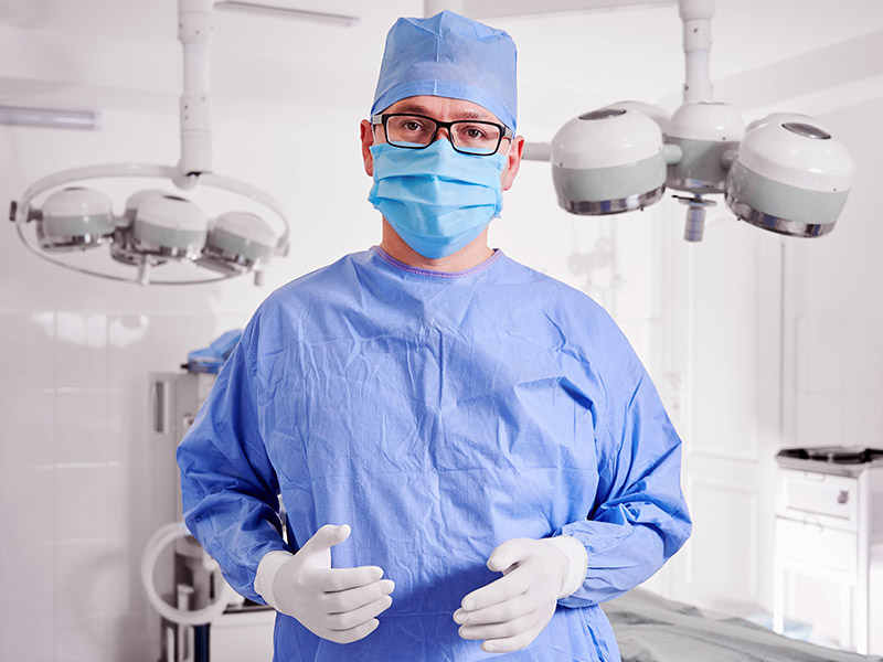 Você sabia que a especialização do médico influencia no valor da lipoescultura? Imagem de um cirurgião plástico dentro do ambiente hospitalar