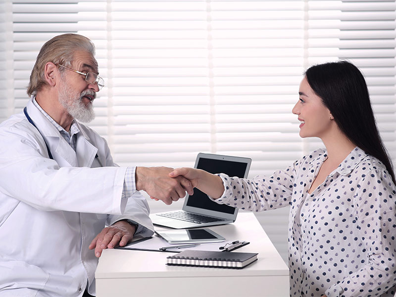 mulher conversando com anestesista é médico