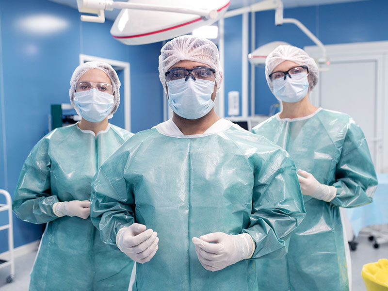 cirurgiões plásticos particulares oferecendo um pós-operatório do silicone completo diferente do SUS