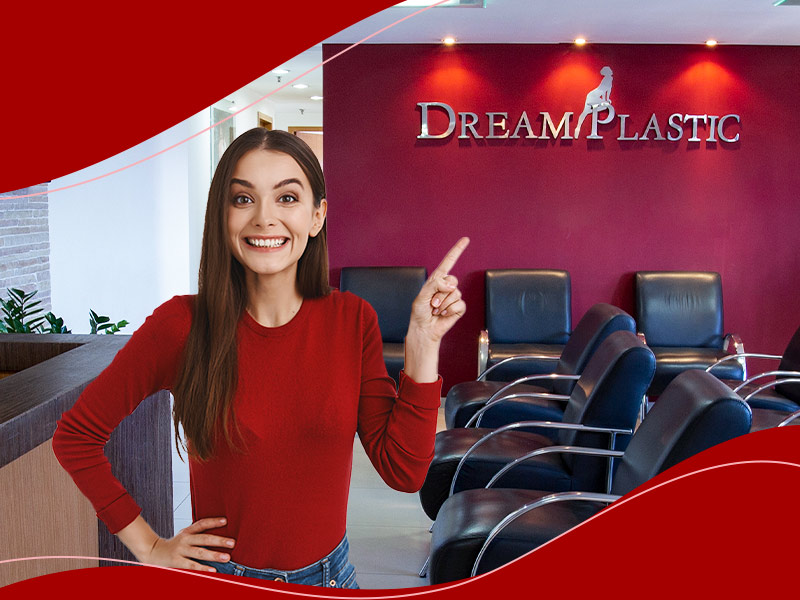 Mulher de camiseta de manga comprida vermelha, feliz, apontando para a recepção da Dream Plastic