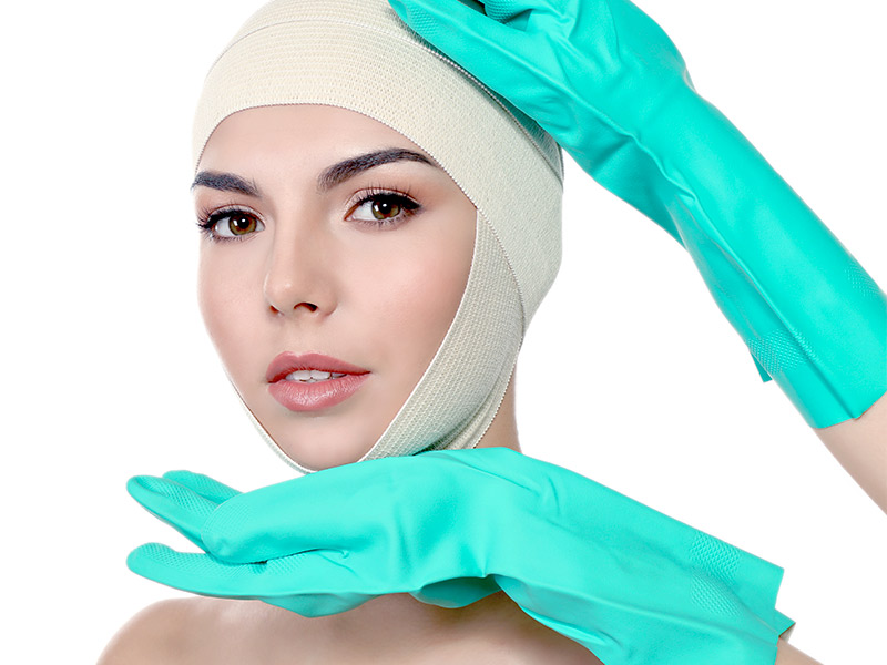Imagem de uma mulher no pós-operatório da otoplastia, usando uma faixa compressora no rosto